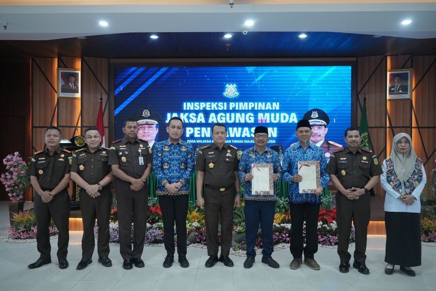 ist
SERTIFIKAT--Jamwas Kejaksaan Agung, Rudi Margono, menyerahkan sertifikat tanah wakaf kepada Kepala Kantor Kemenag Kabupaten Pangkep, Muhammad Nur Halik,kemarin.
