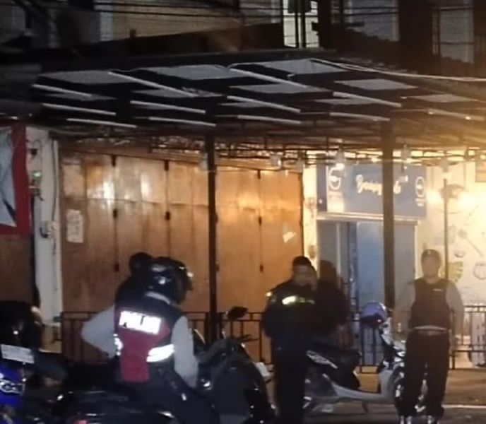 OPERASI -- Tim Resmob Polsek Manggala-Polrestabes Makassar yang melaksanakan operasi cipkon di wilayah hukum Polsek Manggala.
