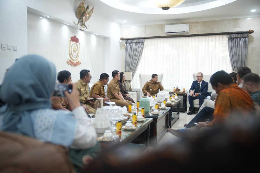ist
TERIMA--Wali Kota Makassar Munafri Arifuddin menerima kunjungan kehormatan Duta Besar Swiss untuk Indonesia, Oliver Zehinder, Selasa (6/5) di Rumah Jabatan Wali Kota Makassar.
