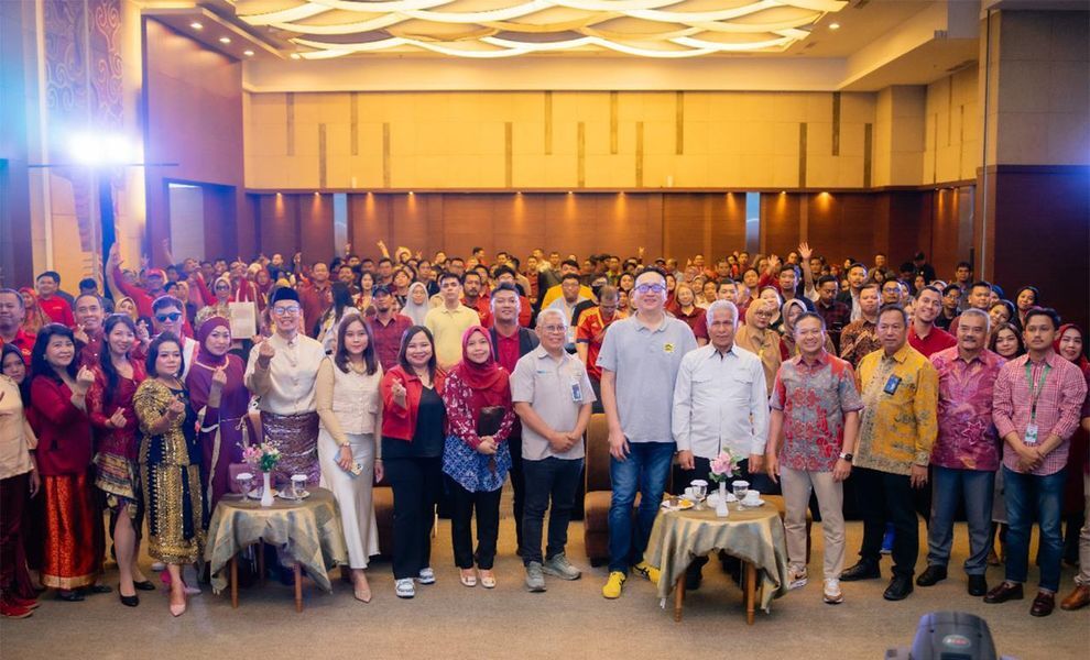 KNOWLEDGE -- Chief Operating Officer KALLA Land, M Natsir Mardan (lima dari kanan), foto bersama dengan unsur manajemen Kalla Land dan para mitranya usai menggelar product knowledge New Cluster Golden Royale.
