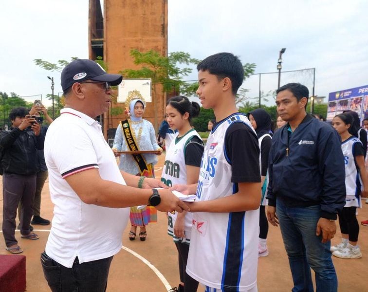 IST
KUKUHKAN -- Sekkab Gowa, Andy Azis, mengukuhkan puluhan atlet basket Gowa persiapan Pra Porprov 18 Sulsel. 
