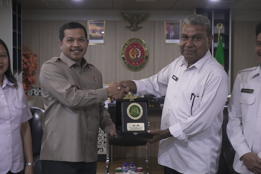 ist
KUNJUNGAN--Kajati Sulsel Agus Salim menerima kunjungan silaturahmi Kepala Kanwil Kemenham Sulsel, Daniel Rumsowek di Kejati Sulsel, Senin (19/5).
