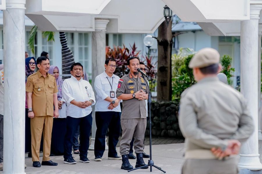 ist
LEPAS--Gubernur Sulsel Andi Sudirman Sulaiman melepas 58 personel Satuan Tugas Khusus “Sawerigading” dari satpol PP Provinsi Sulsel untuk mengamankan jalannya  PSU Pemilihan Wali Kota dan Wakil Wali Kota Palopo.