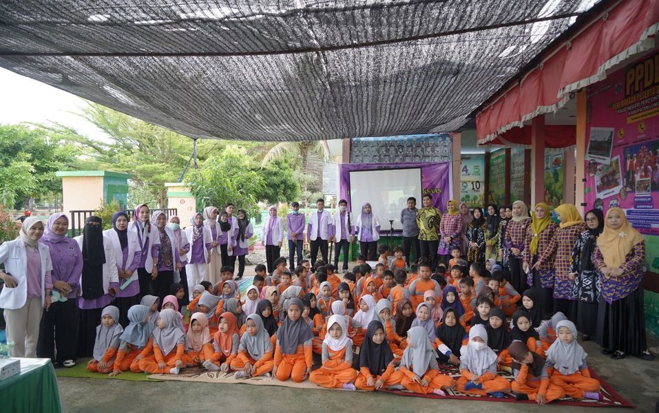 GIGI GRATIS -- Dinas Pendidikan Kabupaten Luwu bekerjasama dengan Pokja Bunda PAUD dan Persatuan Dokter Gigi Indonesia (PDGI) Cabang Palopo menggelar pemeriksaan gigi gratis bagi anak usia dini yang ditempatkan di TK Percontohan Belopa, Kelurahan Senga Kecamatan Belopa, Sabtu (24/5).
