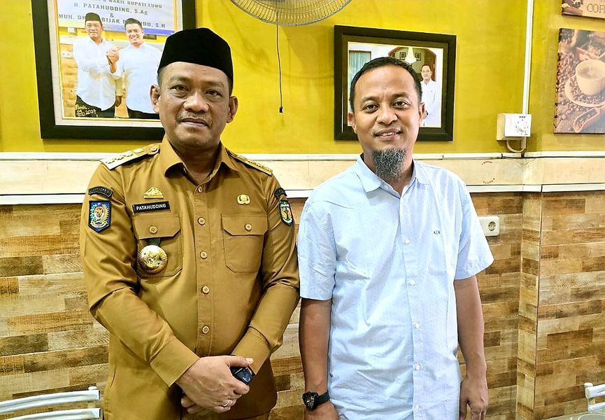 BAGI HASIL -- Bupati Luwu H Patahudding foto bersama Gubernur Sulsel Andi Sudirman Sulaiman usai pencairan dana bagi hasil provinsi triwulan pertama tahun 2025, Jumat (23/5) lalu.  
