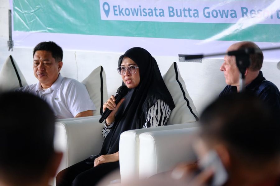 IST
MADRASAH RISET -- Bupati Gowa, Husniah Talenrang (tengah), saat hadir dalam kegiatan madrasah riset yang digelar SEAAM bertempat di Ekowisata Butta Gowa Resort. 
