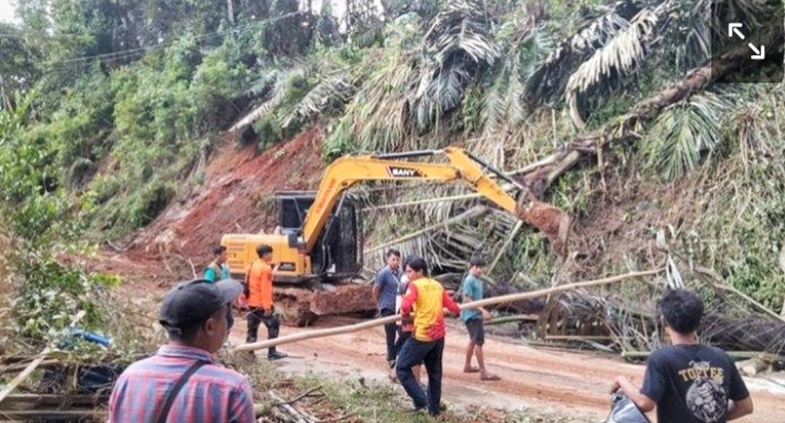 EVAKUASI -- BPBD Tana Toraja mengerahkan alat berat untuk melakukan evakuasi material longsor yang menutupi badan jalan di Lembang Limbong, Kecamatan Rembon, Tana Toraja, Selasa (13/5).  
