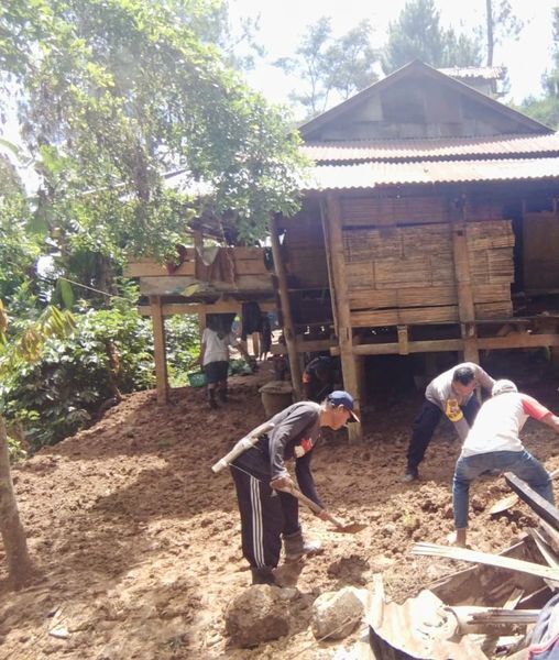 GERAK CEPAT -- Bhabinkamtibmas Malimbong Polsek Saluputi, Aiptu Arto Tandungan bergerak cepat membantu warga membersihkan material longsor bersama wargalainnya yang rumahnya terdampak longsor di Lingkungan Pasang, Kelurahan Malimbong, Kecamatan Malimbong Balepe, Senin (12/5).
