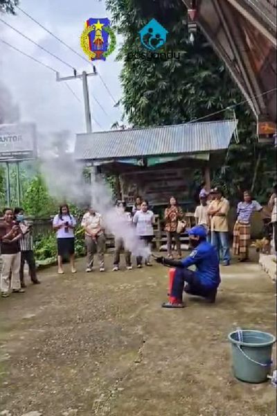 SOSIALISASI -- Dinas Sosial Tana Toraja menggelar sosialisasi alat pemadam kebakaran di Posyandu Rantela'bi Kambisa, Sangalla, Selasa (7/5).
