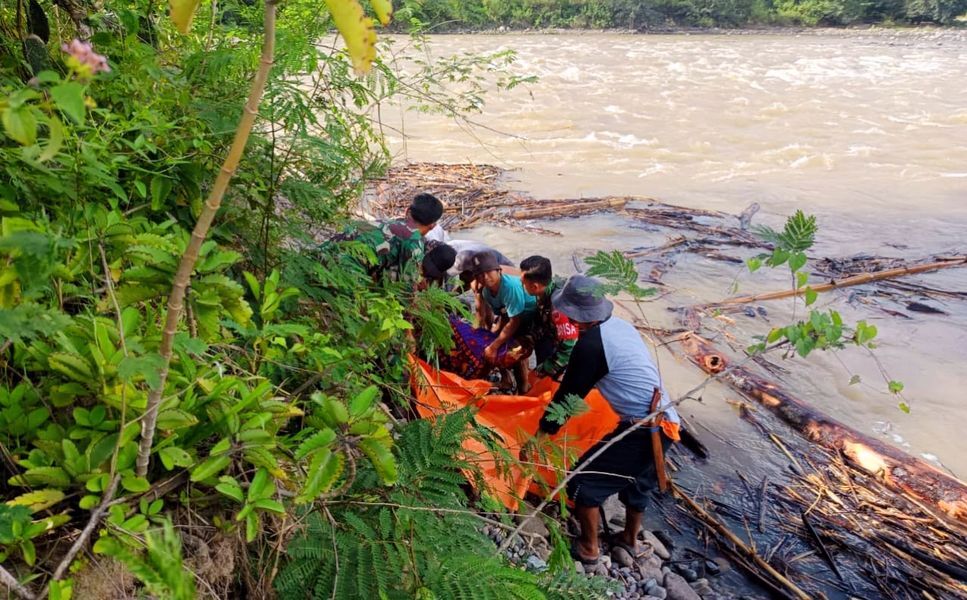 TEWAS -- Korban Adyanto akhirnya ditermukan sudah tidak bernyawa lagi setelah tiga hari hanyut terseret air Sungai Masuppu Kecamatan Bonggakaradeng, Selasa (13/5)
