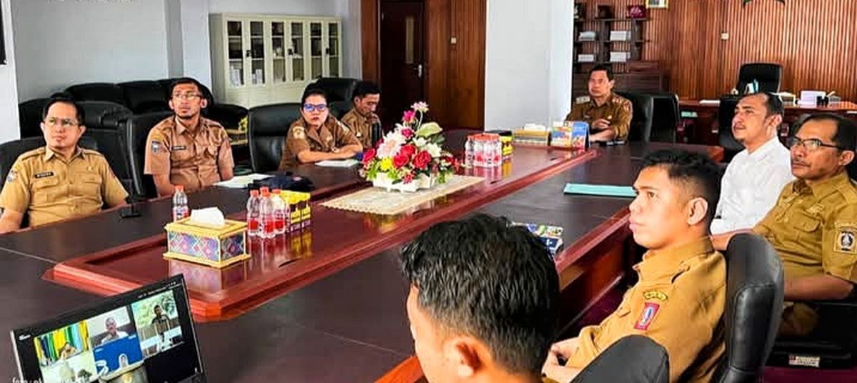 RAKOR -- Wabup Tator Erianto Paundanan, bersama jajaran perangkat daerah mengikuti Rakor Pengendalian Inflasi Tahun 2025 secara daring  di Kantor Bupati Tana Toraja, Senin (5/5). 
 