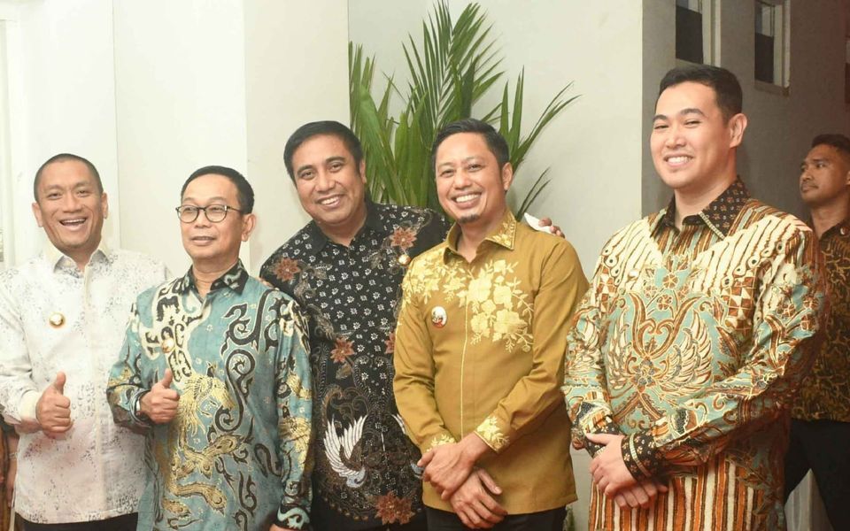 TERIMA DAK -- Bupati Luwu Timur Irwan Bachri Syam (paling kiri) foto bersama para bupati-wali kota  se-Sulsel usai menerima DAK Non Fisik dari Kemen PPA di Rujab Gubernur, Jumat (23/5).  
