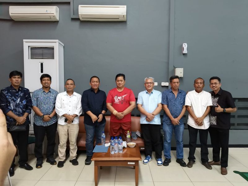 SIAP HADIR -- Bupati Luwu Timur, H. Irwan Bachri Syam foto bersama usai melakukan audiensi dengan Wamen Transmigrasi di Lapangan Bulutangkis Sport Center DPR RI, Jakarta, Selasa (6/5). Wamen menyatakan siap hadir. 
