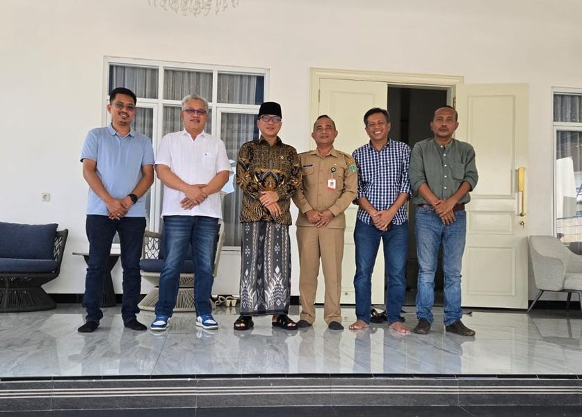 HUT -- Mendes PDT Yandri Susanto foto bersama  Asisten Perekonomian dan Pembangunan Setdakab Luwu Timur, Masdin dan Ketua DPD PAN Lutim, H. Usman Sadik di Serang Banten baru-baru ini.

