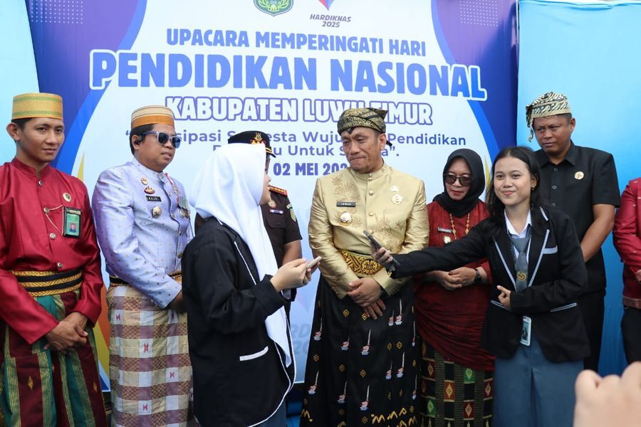 KEBIJAKAN GURU -- Bupati Luwu Timur, H Irwan Bachri Syam mengumumkan kebijakan terkait guru saat memimpin upacara peringatan Hari Pendidikan Nasional (Hardiknas) 2025 di Lapangan Karelai, Kecamatan Wasuponda baru-baru ini. 
