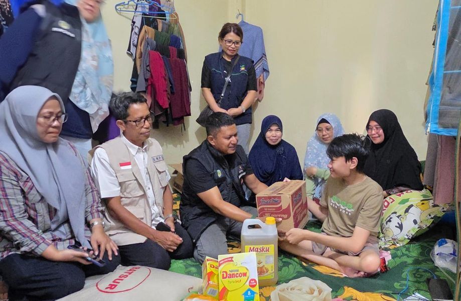 SALURKAN BANTUAN -- Dinas Sosial Pemberdayaan Perempuan dan Perlindungan Anak (Dinsos P3A) Pemkab Lutim bersama BPBD menyalurkan bantuan sembako kepada warga yang mengidap penyakit Spina Bipida di Kecamatan Nuha, Minggu, (25/5). 