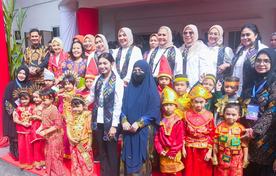 KENAKAN GAUN TAIPA -- Ketua Dekranasda Luwu Timur, dr. Ani Nurbani Irwan, mencuri perhatian saat tampil anggun mengenakan gaun bermotif kain Taipa, motif tradisional yang berasal dari warisan leluhur Suku Taipa.