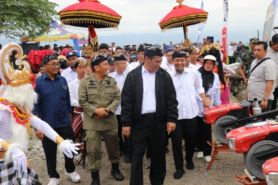 PANEN PADI -- Bupati Luwu Timur, H Irwan Bachri Syam mendampingi Menteri Pertanian RI Andi Amran Sulaiman pada kegiatan panen raya padi di Desa Margomulyo, Kecamatan Tomoni Timur, Senin (19/5). 
