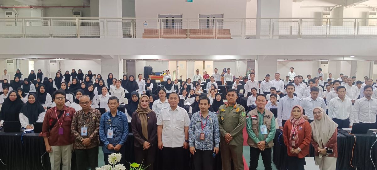 KUNJUNGAN -- Bupati Luwu Timur, H Irwan Bachri Syam usai melakukan peninjauan pelaksanaan tes Pegawai Pemerintah dengan Perjanjian Kerja (PPPK) Tahap II dikampus Universitas Islam Makassar(UIM), Senin (12/5).