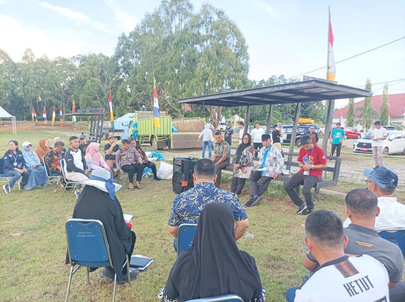 PANTAU -- Wakil Bupati Luwu Timur, Hj. Puspawati Husler menghadiri dan memantau langsung jalannya rapat persiapan panitia Hari Jadi Kabupaten Luwu Timur ke 22 yang digelar di Lapangan depan Kantor Dinas Pendidikan, Kamis (15/5).