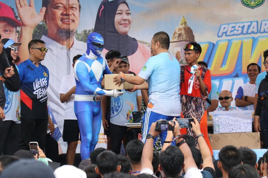 DOORPRIZE BUPATI -- Tiga peserta berhasil mencuri perhatian ribuan Bupati Luwu Timur, H. Irwan Bachri Syam disela-sela gelaran Fun Run 2025 dan kampanye Anti Mager Sulsel di Bundaran Batara Guru, Malili, Minggu (18/5). 