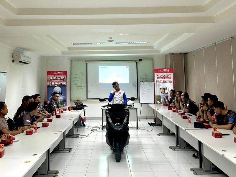 MATERI -- Instruktur safety riding Asmo Sulsel, Wanny, sedang menyampaikan materi bagaimana menciptakan rasa aman dan nyaman saat berkendaraan di jalan raya.
