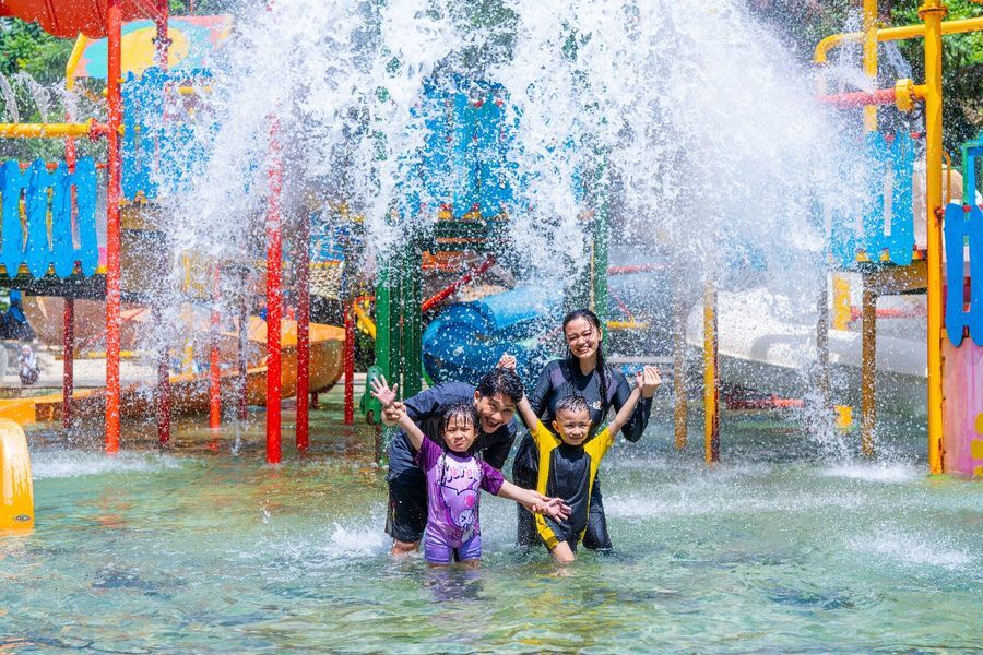 NYEBUR -- Sekelompok keluarga sedang menikmati keindahan dan kenyamanan ketika menceburkan diri pada kegiatan nyebur asyik di kawasan Bugis Water Park.

