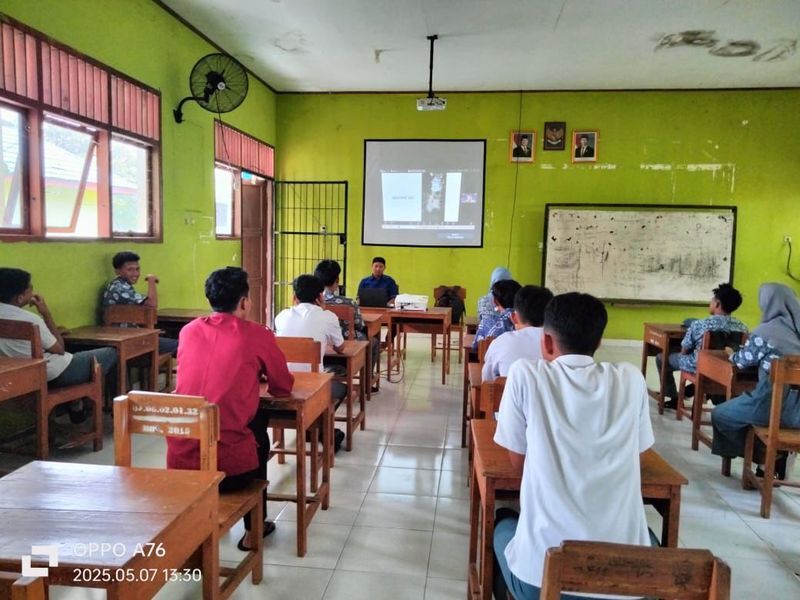ONLINE BOOTCAMP -- Suasana online bootcamp terkait ilmu bermedia sosial, pada 7 sampai 8 Mei 2025 di SMKN 7 Takalar.
