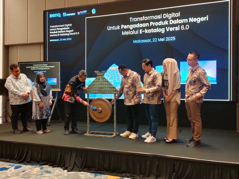 PEMBUKAAN -- Kepala Bagian Pengelolaan Pengadaan Barang/Jasa Provinsi Sulawesi Selatan, Eddy Setiadi Irawan didampingi President Director BenQ Indonesia, Andryanto C Wijaya, Director PT Datascrip, Fernando Hadinata Kiray, Business Development Manager BenQ Indonesia, Yusuf Guamo, Business Development Manager BenQ Indonesia, Erlina Dyah Listyowati, Departemen Manager PT Datascrip, Ahmad Yani Sitepu, Division Manager PT Datascrip, Mike Avellinus Thendry, serta Analis Kebijakan Madya Direktorat Pasar Digital Pengadaan LKPP RI, Devi Yanurida, memukul gong sebagai tanda pembukaan Roadshow 2025, di Hotel Hyaat Makassar, Kamis (22/5).

