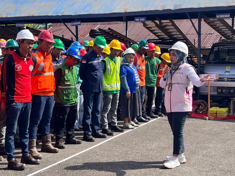 PENGARAHAN -- Pemberian pengarahan kepada tim lapangan PLN ULP Makale sebelum mereka memulai aktivitasnya di lapangan.
