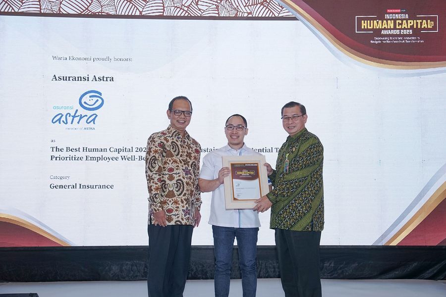 PENGHARGAAN -- Kiri kekanan: CEO & Chief Editor Warta Ekonomi Group, Muhamad Ihsan, Manager Human Capital Operation Asuransi Astra, Gde Evan Garry Wicaksana, dan Plt Sekretaris Jenderal Kementerian Ketenagakerjaan RI, Aris Wahyudi, saat penyerahan penghargaan Indonesia Human Capital Awards 2025 yang diraih Asuransi Astra dengan title The Best Human Capital 2025 for Creating Sustainability Potential Talent with Prioritize Employee Well-Being dalam kategori General Insurance.
