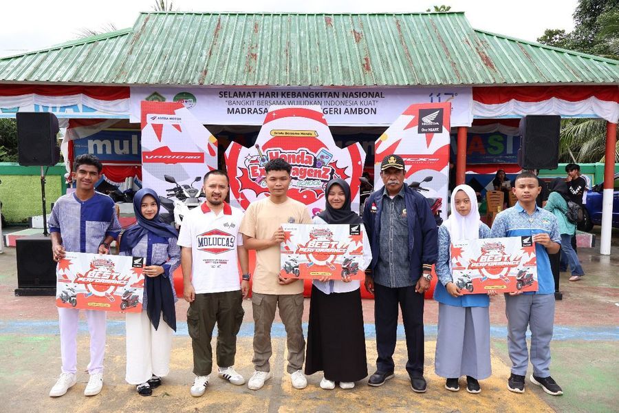 PENGHARGAAN -- Marketing Communication Asmo Sulsel, Moh Arif Reda (tiga dari kiri) foto bersama para siswa SMA di Kota Ambon yang berhasil memenangi kegiatan unjuk bakat.
