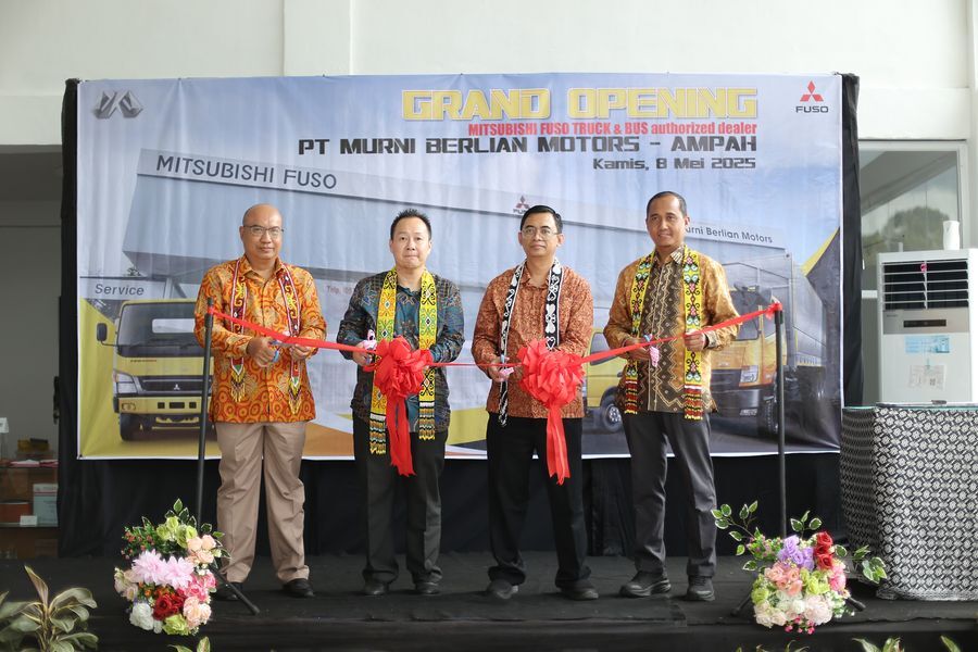 PERESMIAN -- Kiri ke kanan: Basuki Kurniawan, Direktur PT Murni Berlian Motors, Michael Sidharta, Direktur Utama PT Murni Berlian Motors, Novian Taufiq, General Manager of Sales Planning PT Krama Yudha Tiga Berlian Motors, dan Sudaryanto, General Manager of Business Communication PT Krama Yudha Tiga Berlian Motors melakukan pengguntingan pita sebagai pertanda peresmian diler baru PT KTB di wilayah Kalimantan.