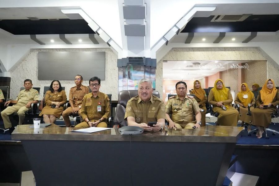 RAKOR -- Bupati Pinrang, HA Irwan Hamid didampingi Sekkab Pinrang, A Calo Kerrang mengikuti Rakor secara virtual melalui Zoom Meeting yang digelar Pemprov Sulsel, Selasa (20/5). R
