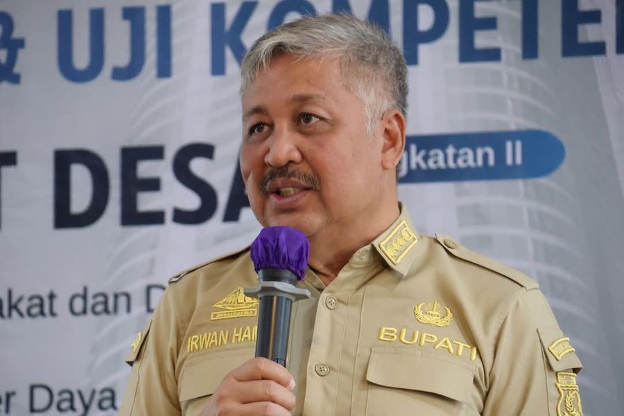 KEGIATAN -- Bupati Pinrang HA Irwan Hamid secara resmi membuka kegiatan Pelatihan dan Uji Kompetensi Perangkat Desa Angkatan ke-II di Aula The MS Hotel, Senin (19/5).  
