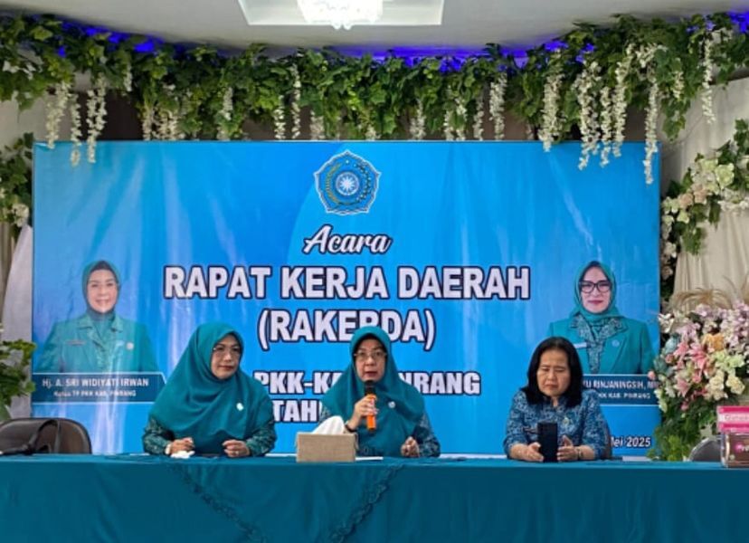 PERTEMUAN -- TP PKK Kabupaten Pinrang menggelar kegiatan Pertemuan Bulanan yang dirangkaikan dengan Rapat Kerja Daerah (Rakerda) PKK Kabupaten Pinrang Tahun 2025 di Gedung PKK Kabupaten Pinrang, Rabu (7/5). 
