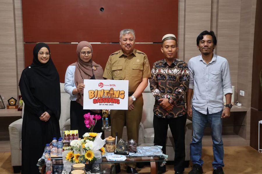 AUDIENSI -- Bupati Pinrang, HA Irwan Hamid menerima audiensi dari Komunitas Sahabat Kita di ruang kerjanya, Selasa (20/5).  
