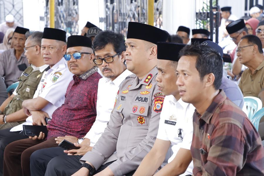 MELAYAT -- Kapolres Pinrang, AKBP Edy Sabhara Mangga Barani saat melayat di rumah duka A Rudy Hamid, Rabu (7/5). 
