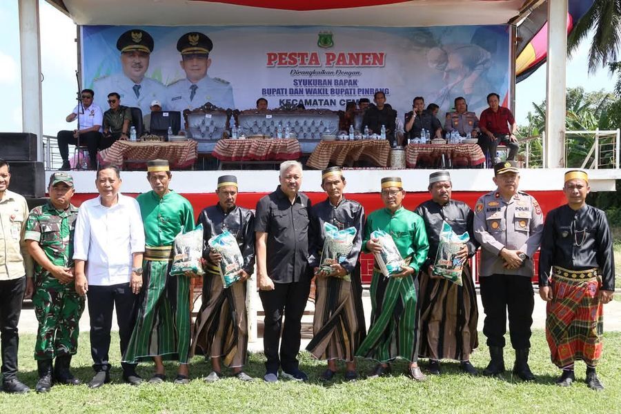 SYUKURAN PESTA PANEN -- Bupati Pinrang, HA Irwan Hamid membuka secara resmi kegiatan Pesta Panen dan Syukuran yang digelar masyarakat Desa Tanra Tuo di Lapangan Janggo Kalikking, Kecamatan Cempa Kabupaten Pinrang, Kamis (8/5). 
