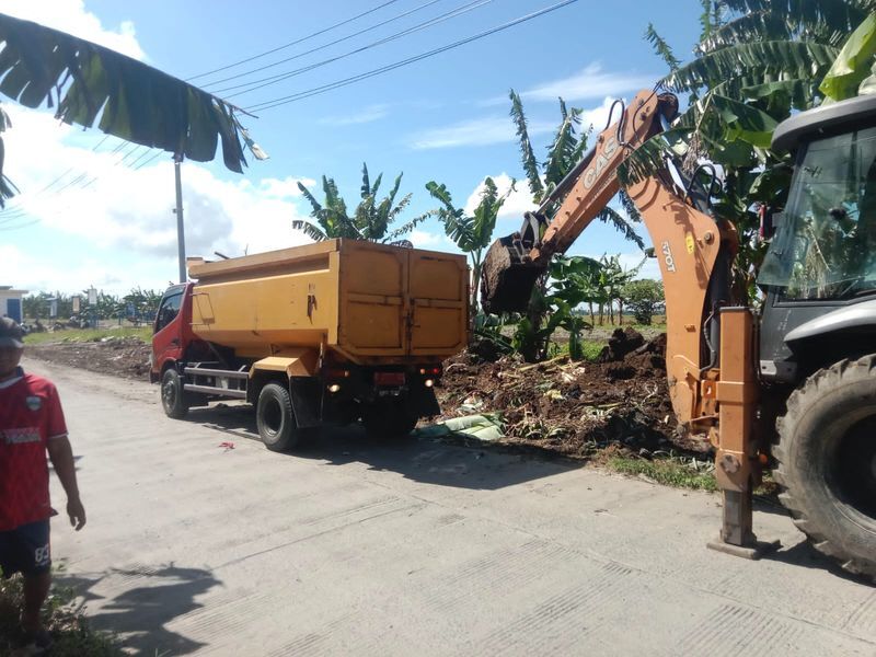 Pemkab Relokasi Tumpukan Sampah Jalan Poros Langnga
