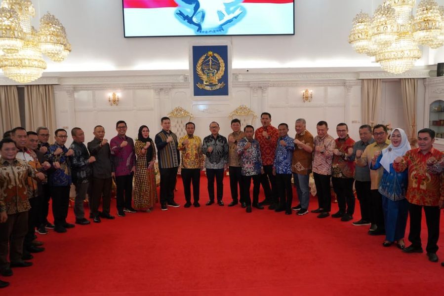 JAMUAN MALAM -- Bupati Pinrang, HA Irwan Hamid foto bersama usai menghadiri jamuan makan malam yang digelar Pemprov Sulsel di Rumah Jabatan Gubernur Sulsel disela-sela pelaksanaan RUPS Bank Sulselbar, Selasa (13/5) malam.  