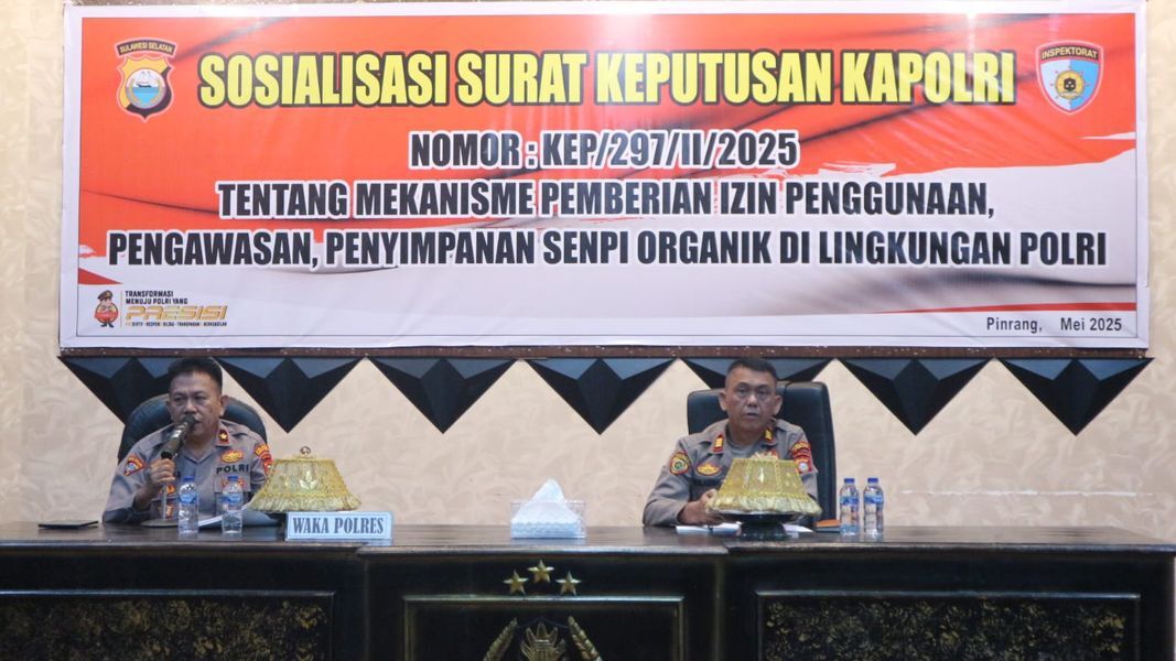 SOSIALISASI -- Polres Pinrang menggelar kegiatan sosialisasi tentang Mekanisme Pemberian Izin Penggunaan, Pengawasan, dan Penyimpanan Senpi Organik di lingkungan Polri di Aula Wicaksana Laghawa Polres Pinrang, Selasa (6/5) pagi. 