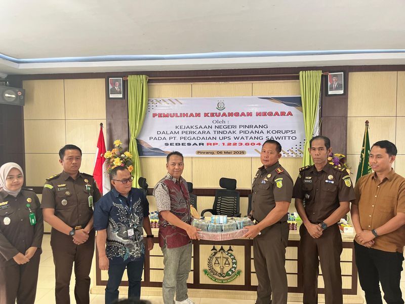 UANG SITAAN -- Kejari Pinrang menggelar konferensi pers yang menyoroti dua kegiatan penting dalam upaya penegakan hukum, yaitu Penyerahan Uang Hasil Lelang Barang Rampasan Negara serta Pemusnahan Barang Bukti dari sejumlah perkara yang telah inkracht di halaman Kantor Kejari Pinrang, Selasa (6/5). 
