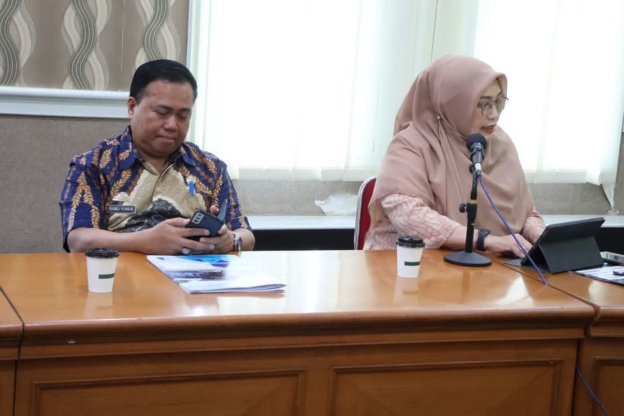 EVALUASI -- Wakil Bupati Pinrang, Sudirman Bungi memimpin Rapat Evaluasi Mall Pelayanan Publik (MPP) yang digelar di ruang rapat Wakil Bupati Pinrang, Kamis (15/5). 
