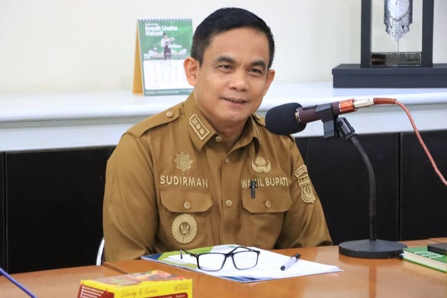 PIMPIN -- Wabup Pinrang, Sudirman Bungi memimpin kegiatan Case Conference Perlindungan Khusus Anak yang digelar di ruang kerjanya, Senin (19/5). 
