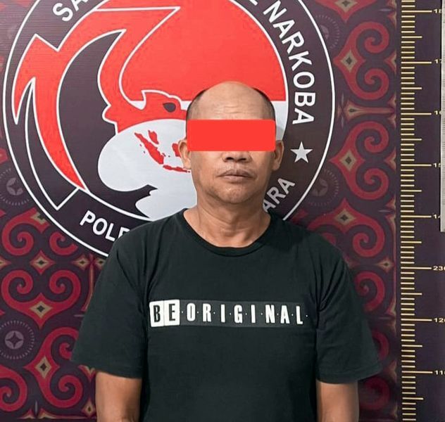 DISEL -- Seorang pria Ys (58) dijebloskan ke dalam sel Polres Toraja Utara usai diamankan   tim Satresnarkoba Polres Toraja Utara gegara terlibat dalam peredaran narkoba di media sosial baru-baru ini. 
