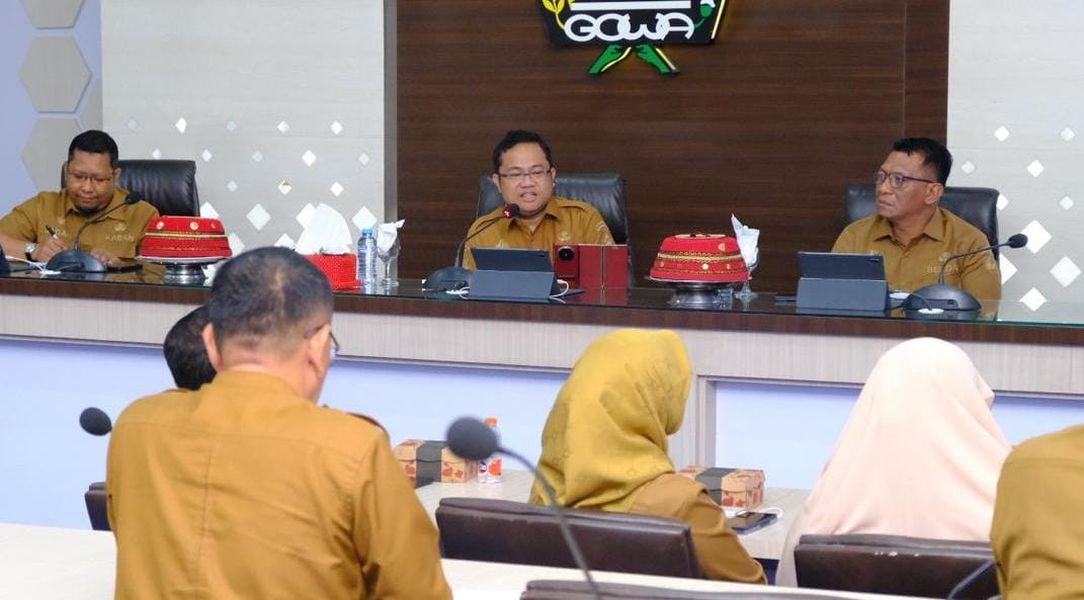 IST
RAPAT -- Wabup Gowa, Darmawangsyah Muin didampingi Sekkab Gowa, Andy Azis, melakukan rapat evaluasi penurunan angka kemiskinan ekstrem di Gowa.

