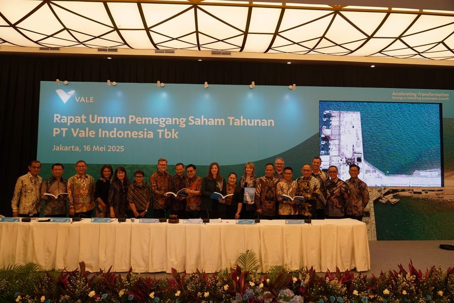 RUPST -- Para Direksi dan Dewan Komisaris PT Vale Indonesia foto bersama saat pelaksanaan RUPST Tahun Buku 2025
