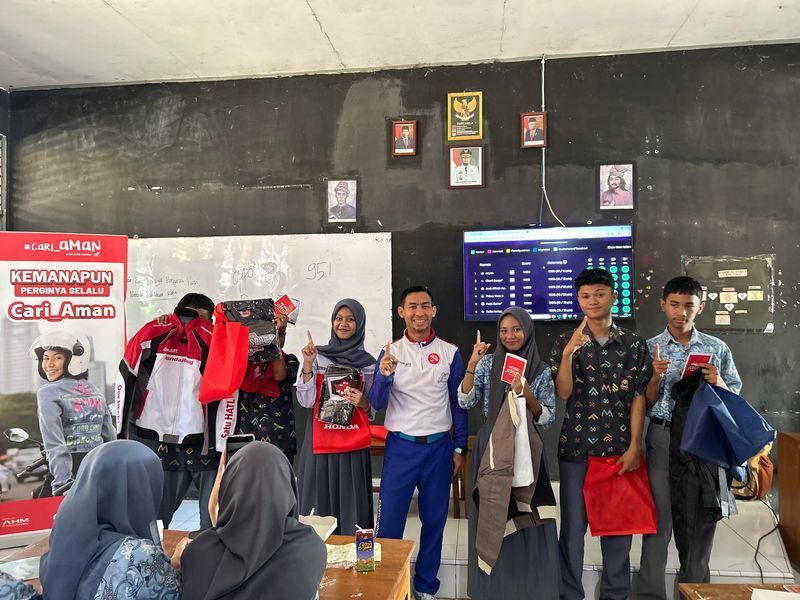 TOURING -- Para pemilik motor big bike Honda sedang melakukan touring menantang di wilayah Pulau Sulawesi.
