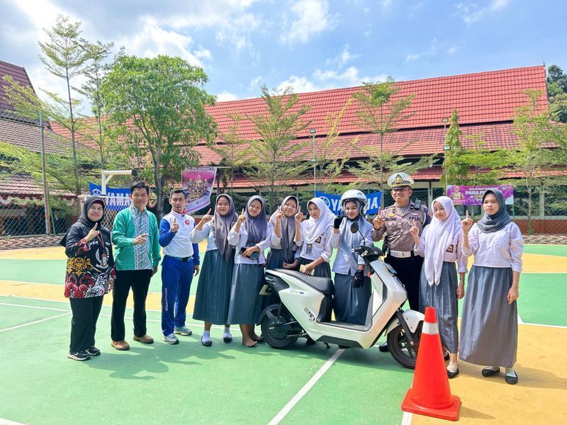 SAFETY RIDING -- Instruktur Safety Riding Asmo Sulsel, Wanny foto bersama dengan personel Satlantas Polres Gowa, guru dan siswa SMKN 4 Gowa saat menggelar safety riding.
